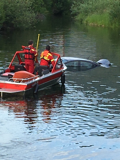 Unoccupied vehicle rolls into Cottonwood Creek