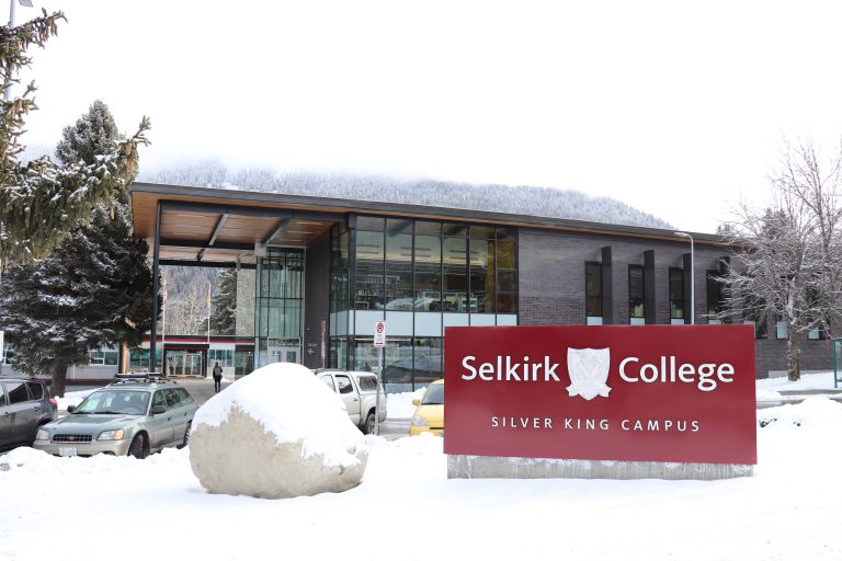 Island Health partners with VIU and Selkirk College on new Pharmacy Tech program 