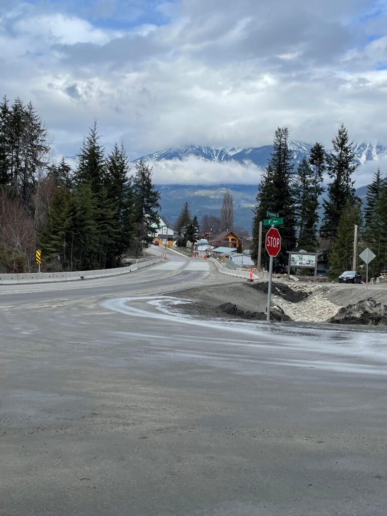 Crews completing Kaslo highway bridge