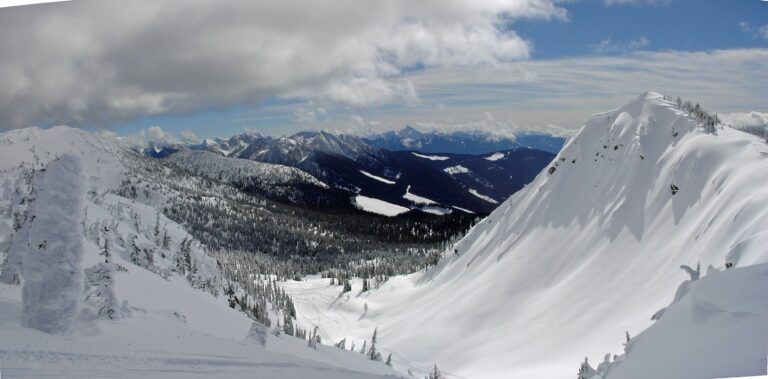 Close call for two snowmobilers after avalanche near Kaslo
