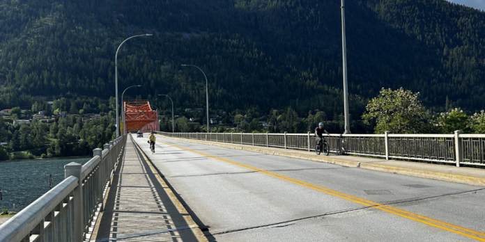 VISTA-RADIO-1-1-696x348 Bike riders on Nelson bridge.